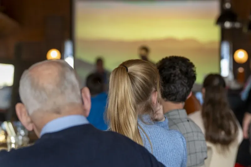 Deelnemers kijken samen naar de film op het grote scherm