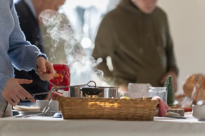 Soep opscheppen aan de gedekte tafel