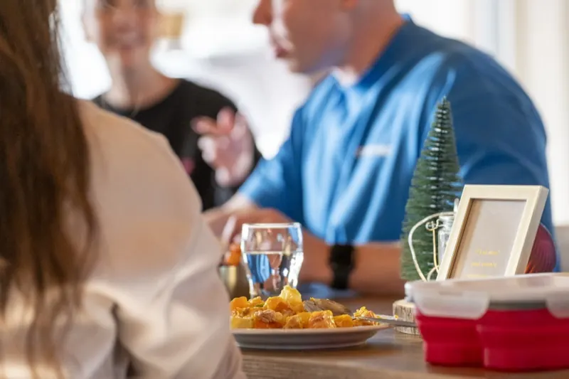 Twee mensen in gesprek aan tafel