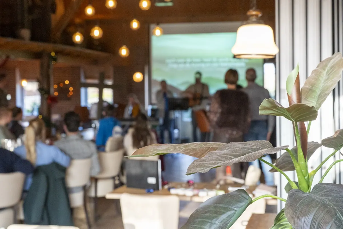 Deelnemers aan tafel tijdens een Alpha-avond in de zaal
