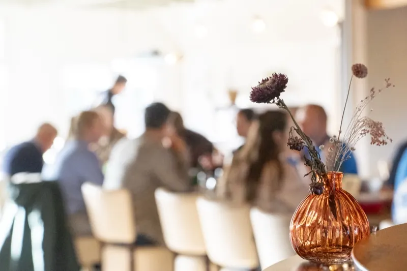 Deelnemers in gesprek aan tafel